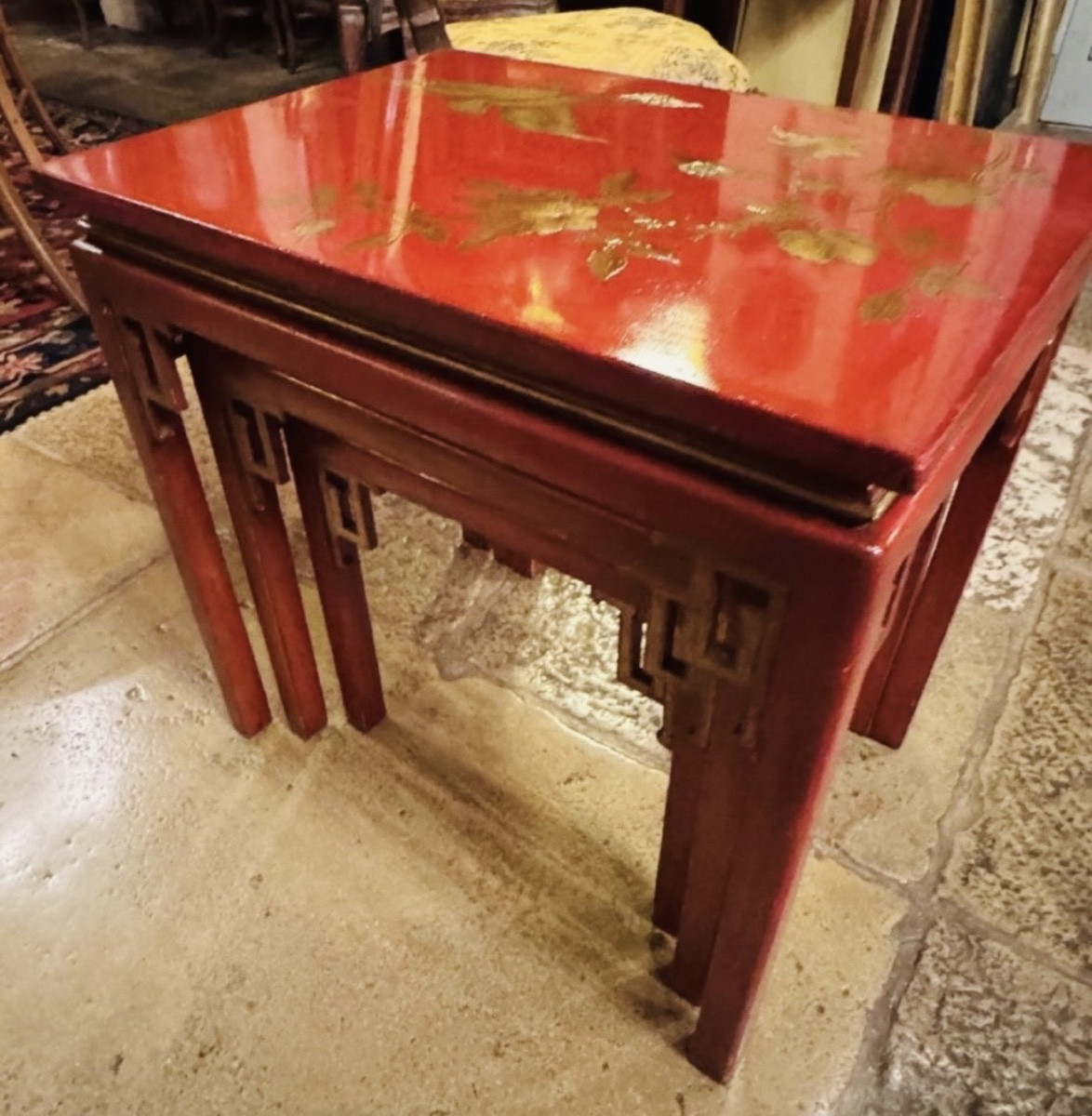 Series Of Three Gigogon Tables In Red Laquer And Gold, Mid-20th Century China Nice Set-photo-2