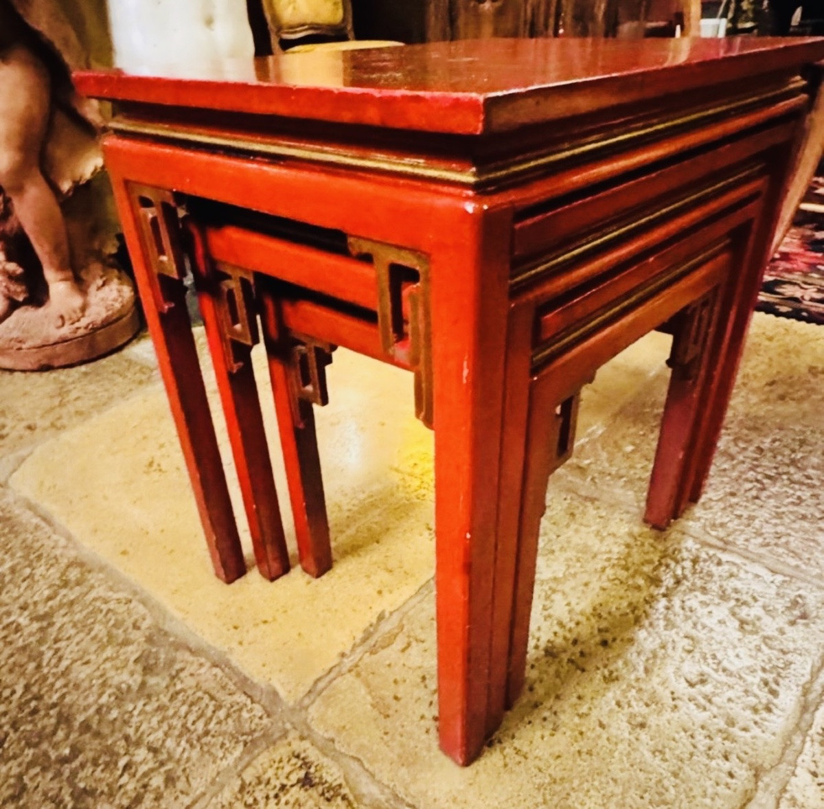 Series Of Three Gigogon Tables In Red Laquer And Gold, Mid-20th Century China Nice Set-photo-3