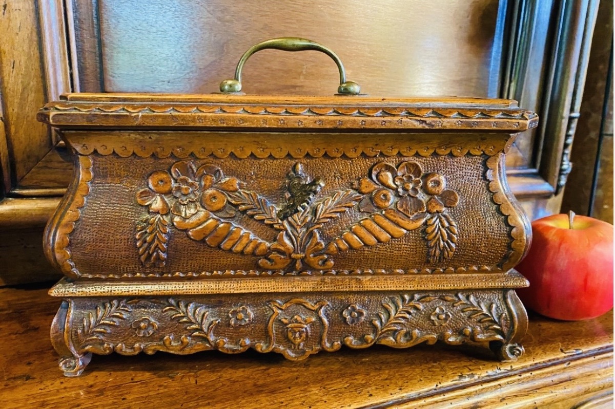 Carved Walnut Rhone Valley Wedding Box, 19th Century-photo-3