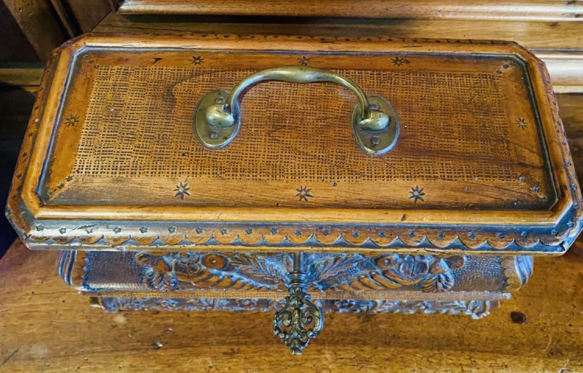 Carved Walnut Rhone Valley Wedding Box, 19th Century-photo-4
