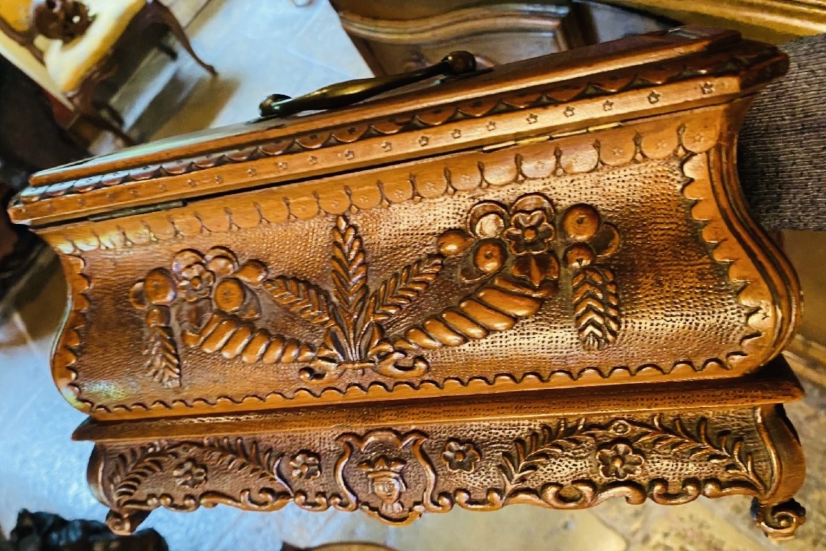 Carved Walnut Rhone Valley Wedding Box, 19th Century-photo-7