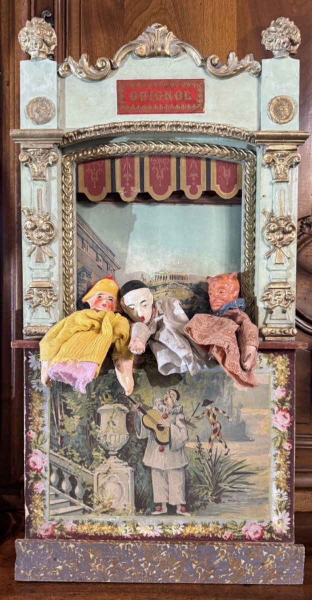 THÉÂTRE DE GUIGNOL EN BOIS PEINT ET DORÉ – DÉCOR NÉOCLASSIQUE – FIN XIXE / DÉBUT XXE SIÈCLE