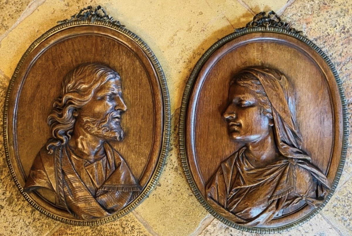 PAIRE DE grands médaillons SCULPTÉS EN HAUT RELIEF : JÉSUS ET LA VIERGE MARIE, FIN DU XIXE