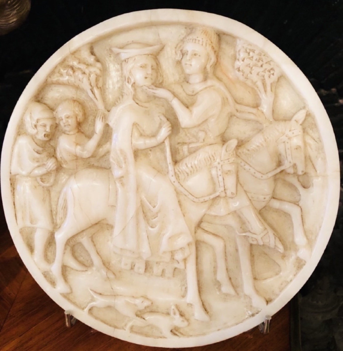 L’amour Courtois, Grand Tondo Sculpté En Albâtre En Fort Relief Du XIXème Siècle.