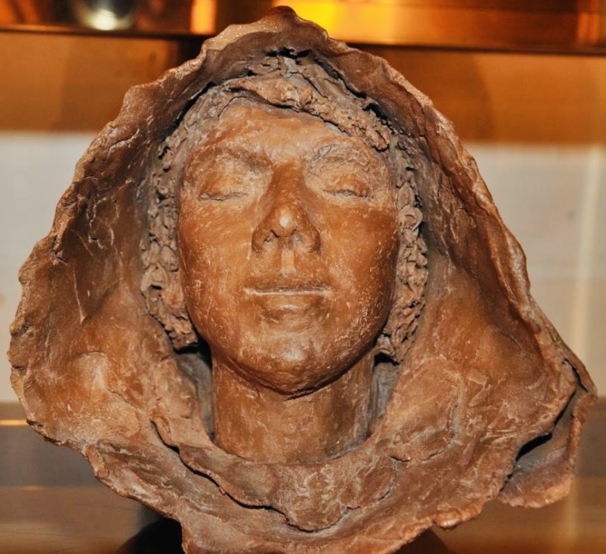 Terre cuite originale, jeune femme au capuchon 1960