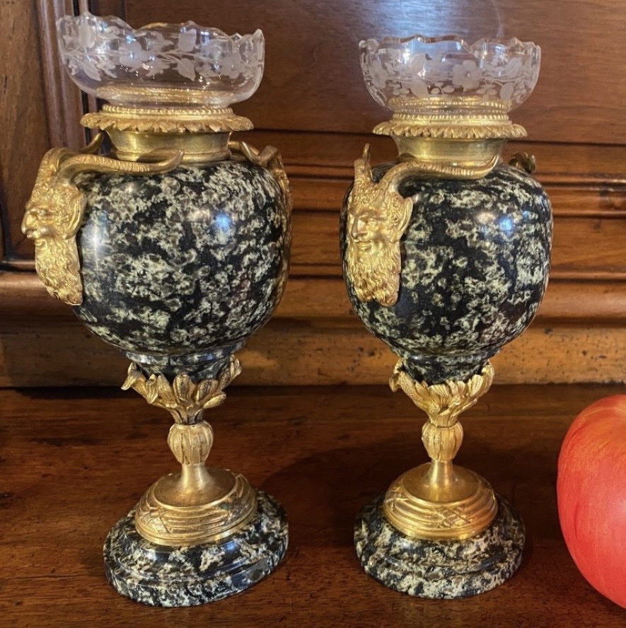 PAIRE DE VASES SOLIFLORE EN JASPE VERT ET BRONZES DORÉS AUX masques de faunes-photo-3