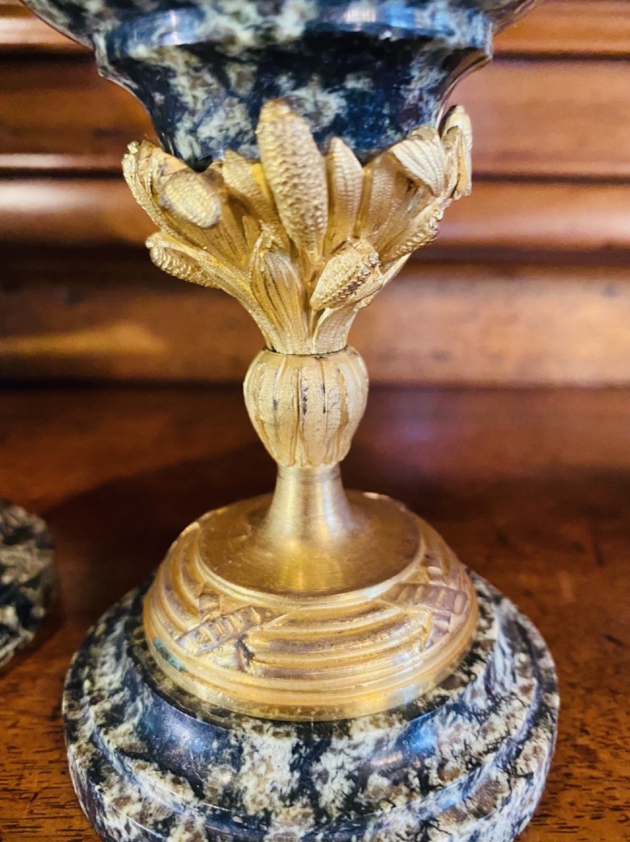 PAIRE DE VASES SOLIFLORE EN JASPE VERT ET BRONZES DORÉS AUX masques de faunes-photo-2
