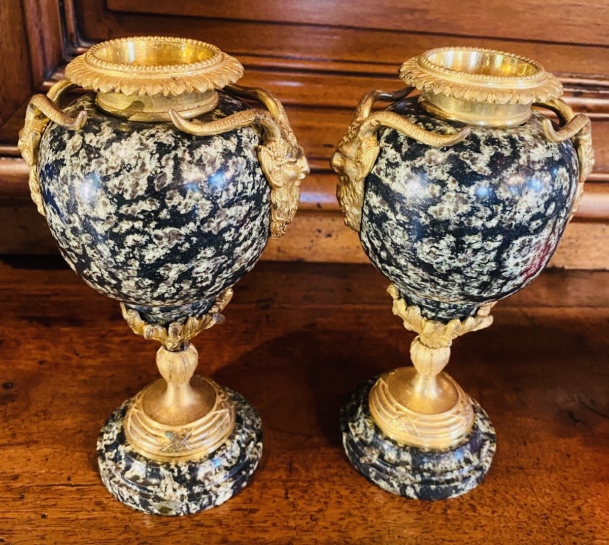 PAIRE DE VASES SOLIFLORE EN JASPE VERT ET BRONZES DORÉS AUX masques de faunes-photo-3