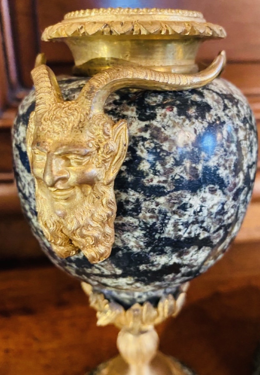 PAIRE DE VASES SOLIFLORE EN JASPE VERT ET BRONZES DORÉS AUX masques de faunes-photo-4