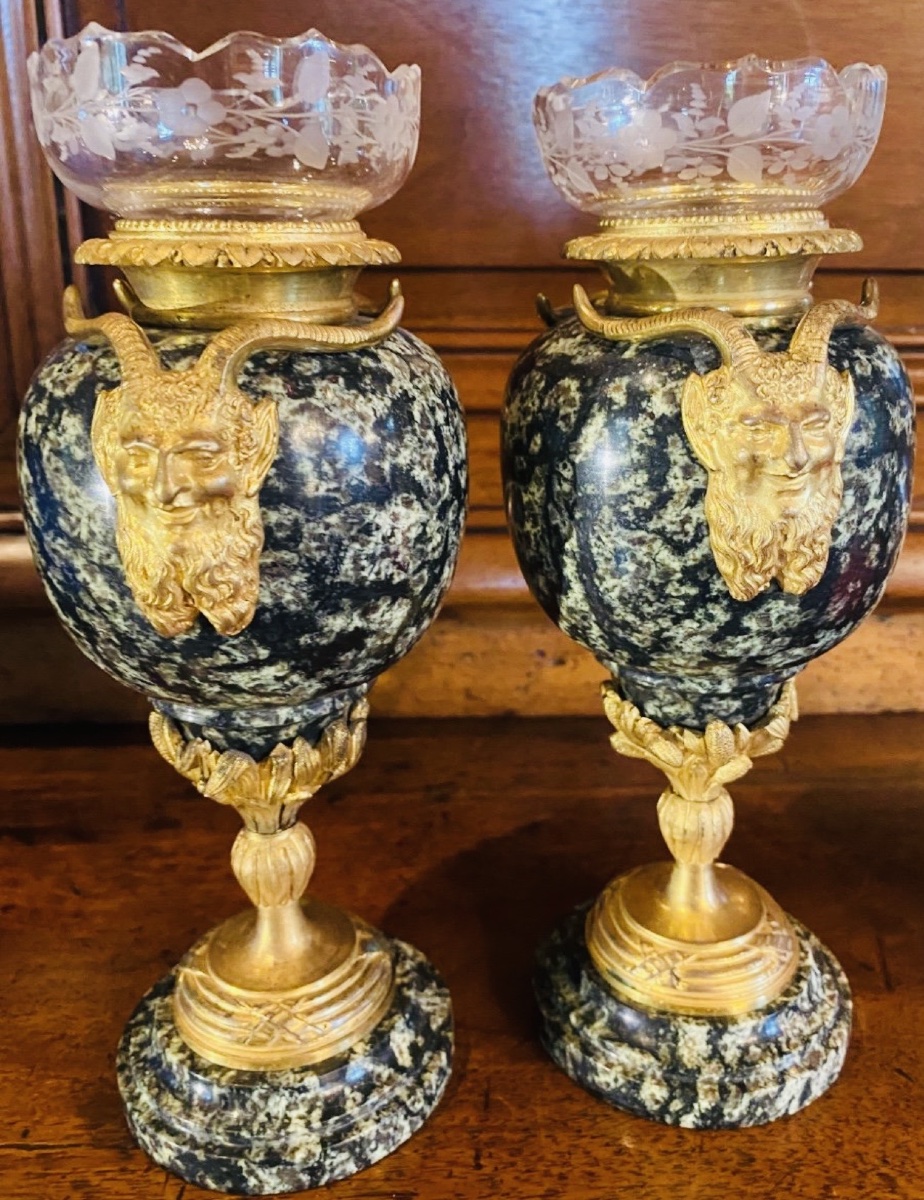 PAIRE DE VASES SOLIFLORE EN JASPE VERT ET BRONZES DORÉS AUX masques de faunes