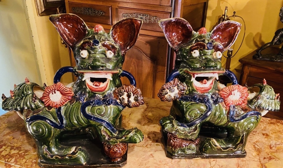 IMPORTANTE PAIRE DE CHIENS DE FÔ EN FAÏENCE POLYCHROME, CHINE, XXᵉ SIÈCLE