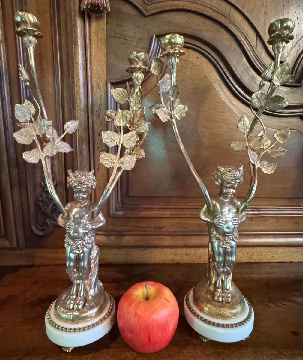 IMPORTANTE PAIRE DE BOUGEOIRS AUX JEUNES FAUNES, BRONZE À PATINE VERMEILLE, STYLE LOUIS XVI, VE-photo-1