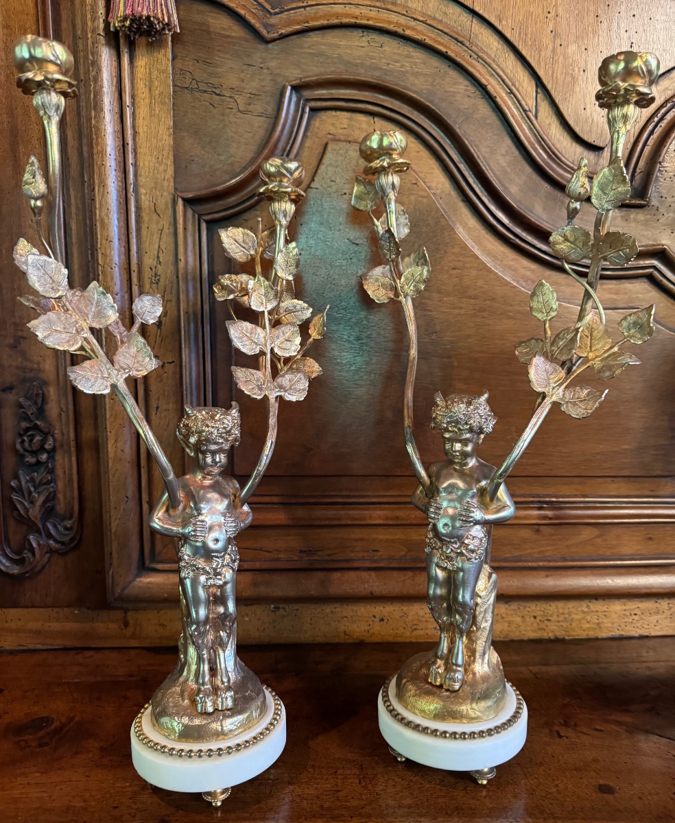 IMPORTANTE PAIRE DE BOUGEOIRS AUX JEUNES FAUNES, BRONZE À PATINE VERMEILLE, STYLE LOUIS XVI, VE