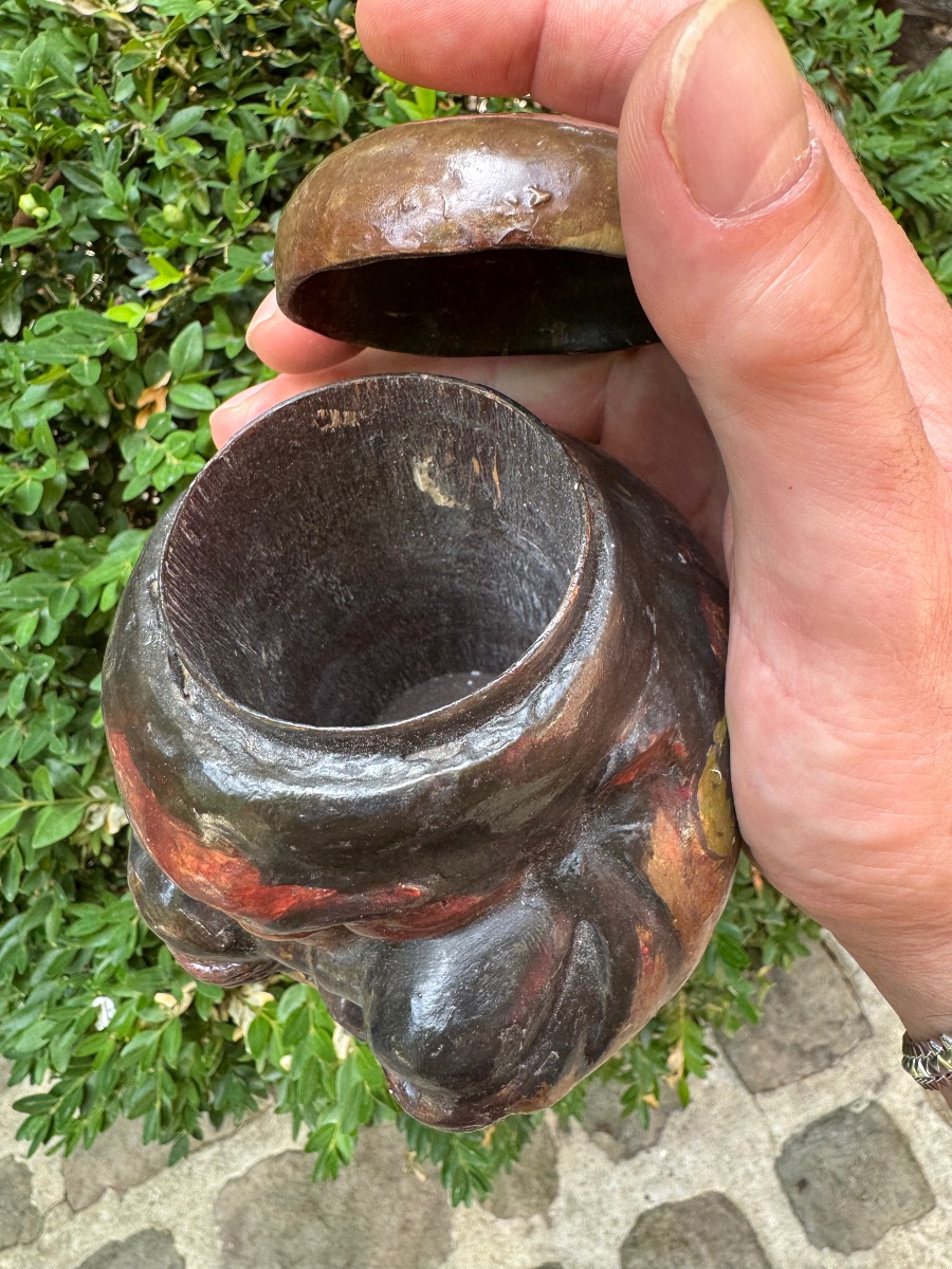 AMUSANT POT À TABAC JAPONAIS EN BOIS LAQUÉ REPRÉSENTANT UN DARUMA, VERS 1880-photo-2