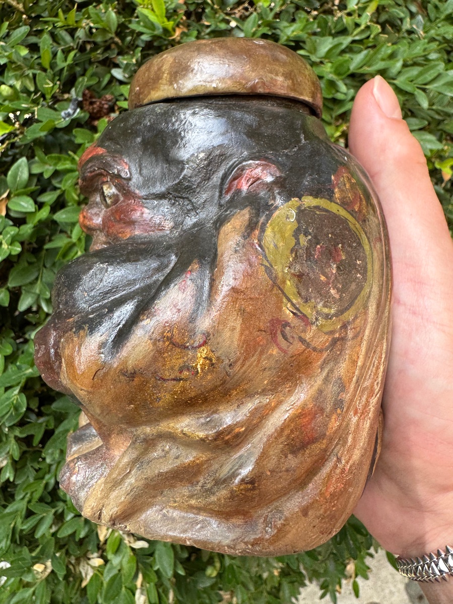 AMUSANT POT À TABAC JAPONAIS EN BOIS LAQUÉ REPRÉSENTANT UN DARUMA, VERS 1880-photo-1