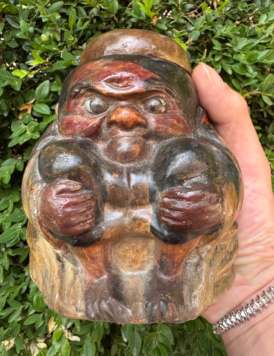 AMUSANT POT À TABAC JAPONAIS EN BOIS LAQUÉ REPRÉSENTANT UN DARUMA, VERS 1880
