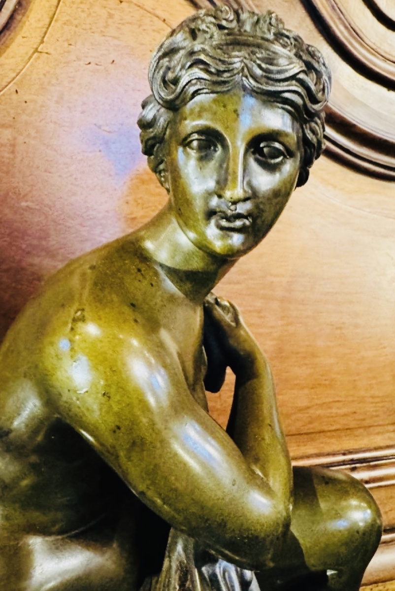 LA VÉNUS ACCROUPIE À LA TORTUE, ÉLÉGANT BRONZE NÉOCLASSIQUE DU XIXᵉ SIÈCLE-photo-2