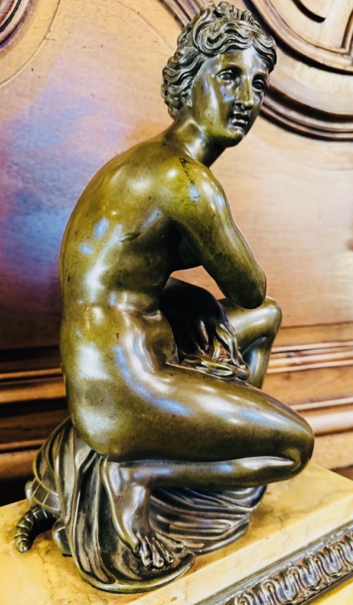 LA VÉNUS ACCROUPIE À LA TORTUE, ÉLÉGANT BRONZE NÉOCLASSIQUE DU XIXᵉ SIÈCLE-photo-3