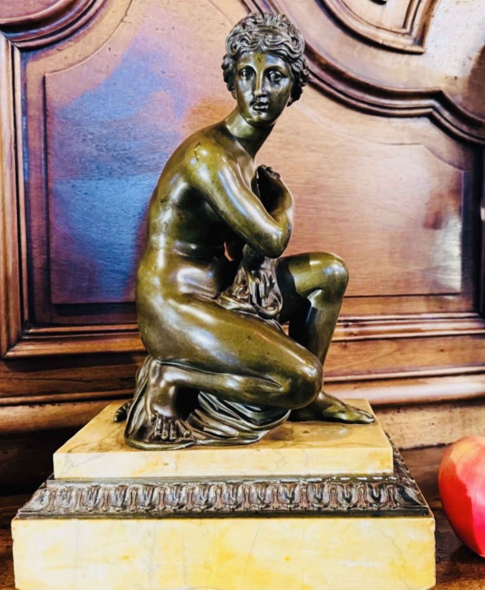 LA VÉNUS ACCROUPIE À LA TORTUE, ÉLÉGANT BRONZE NÉOCLASSIQUE DU XIXᵉ SIÈCLE