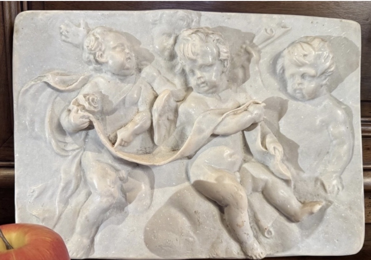 TERRE CUITE ÉMAILLÉE IMITANT LE MARBRE, DANS LE GOÛT DE FRANÇOIS DUQUESNOY - ANGE ET PUTTI, FIN-photo-2