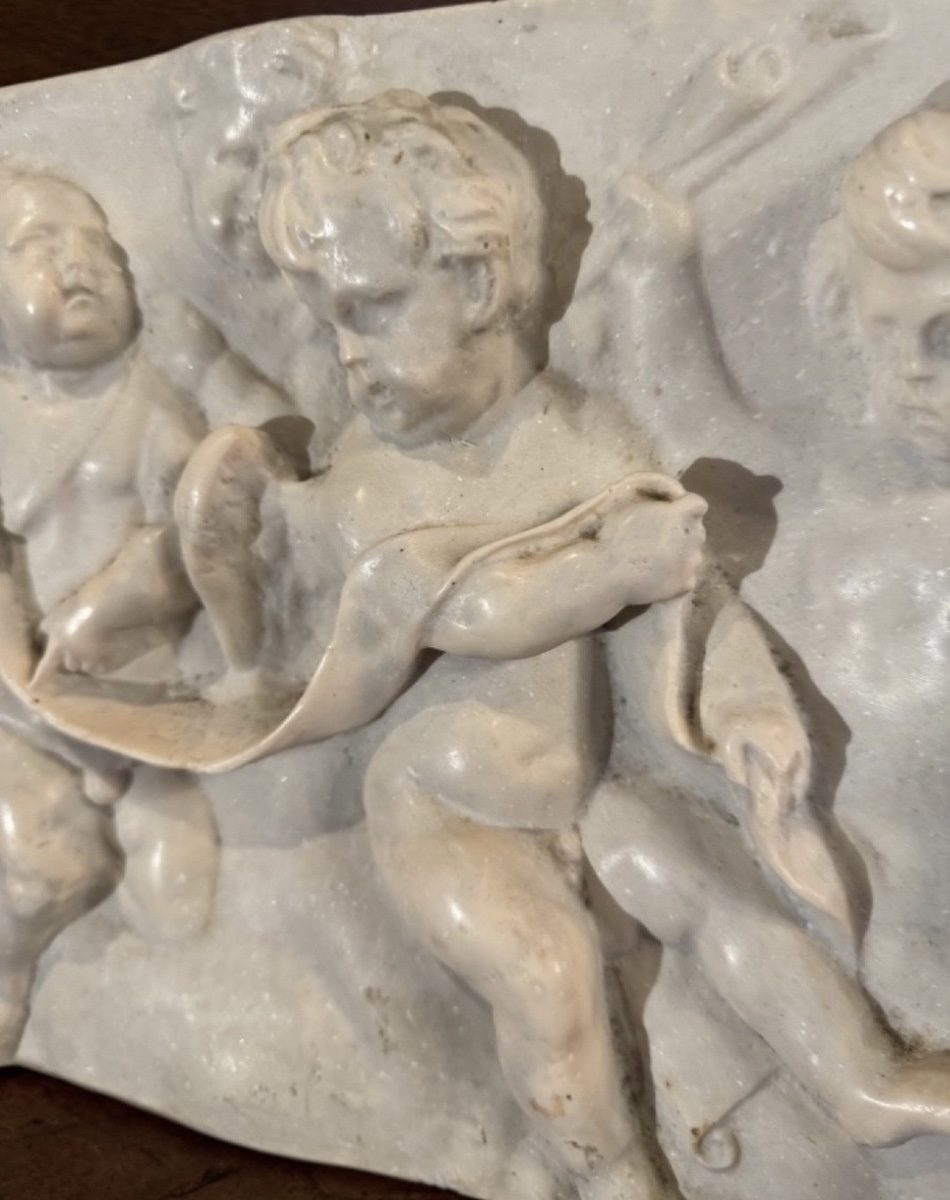 TERRE CUITE ÉMAILLÉE IMITANT LE MARBRE, DANS LE GOÛT DE FRANÇOIS DUQUESNOY - ANGE ET PUTTI, FIN-photo-3