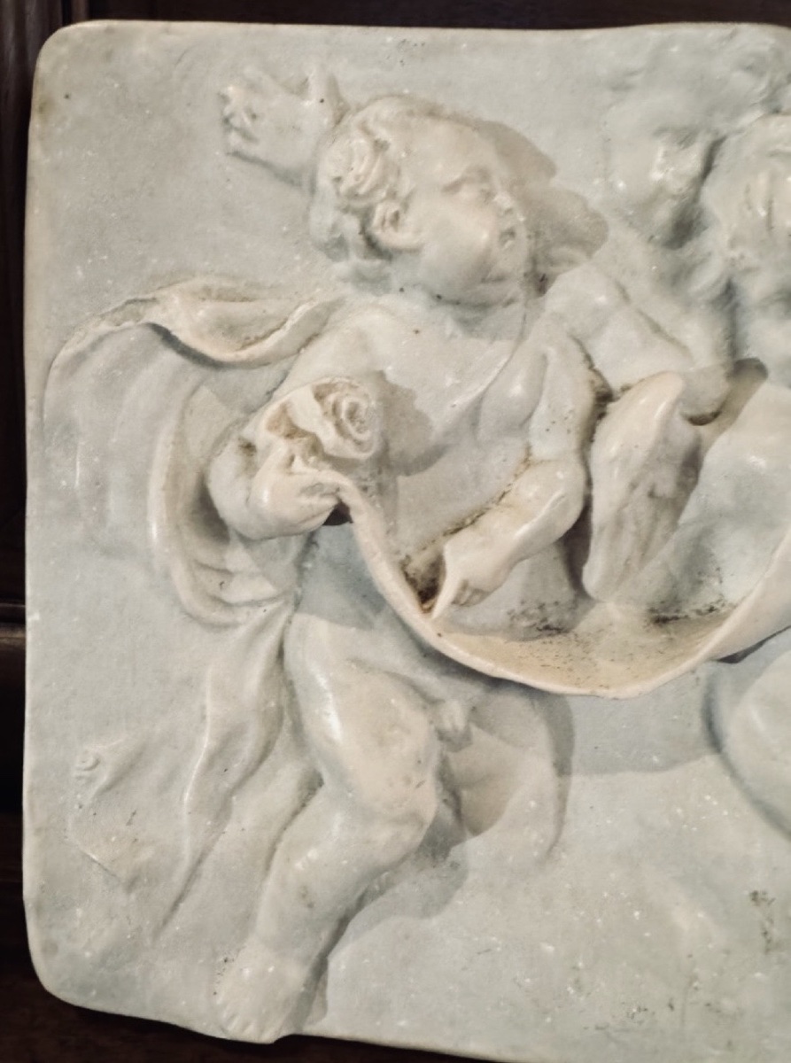TERRE CUITE ÉMAILLÉE IMITANT LE MARBRE, DANS LE GOÛT DE FRANÇOIS DUQUESNOY - ANGE ET PUTTI, FIN-photo-1