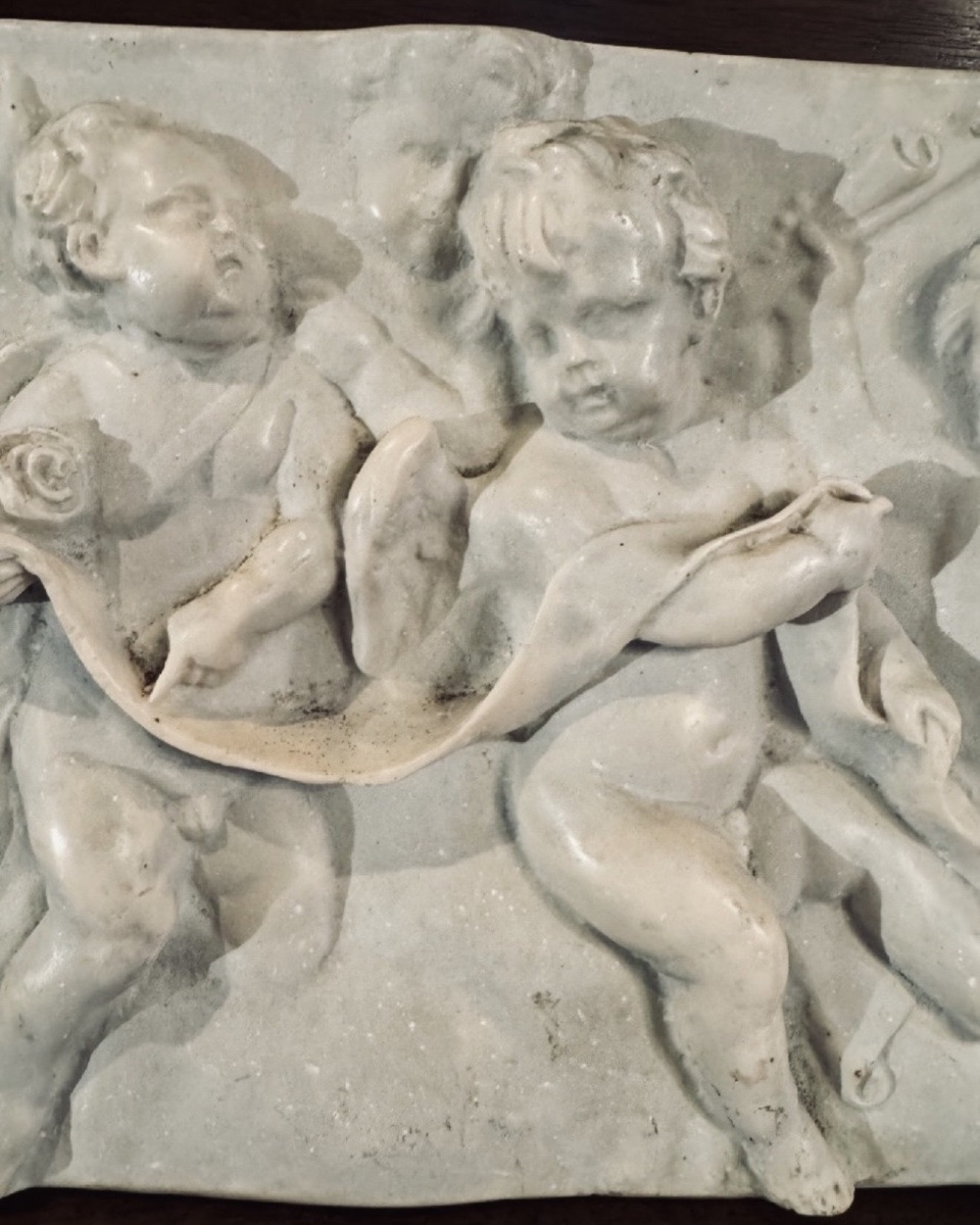 TERRE CUITE ÉMAILLÉE IMITANT LE MARBRE, DANS LE GOÛT DE FRANÇOIS DUQUESNOY - ANGE ET PUTTI, FIN-photo-2