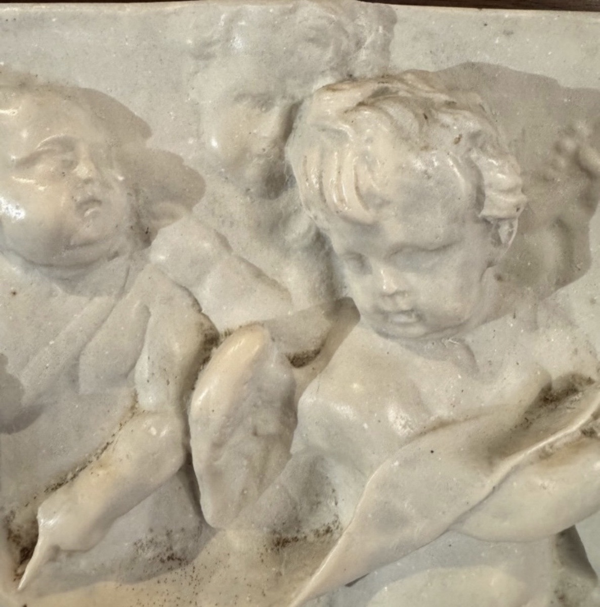 TERRE CUITE ÉMAILLÉE IMITANT LE MARBRE, DANS LE GOÛT DE FRANÇOIS DUQUESNOY - ANGE ET PUTTI, FIN-photo-3