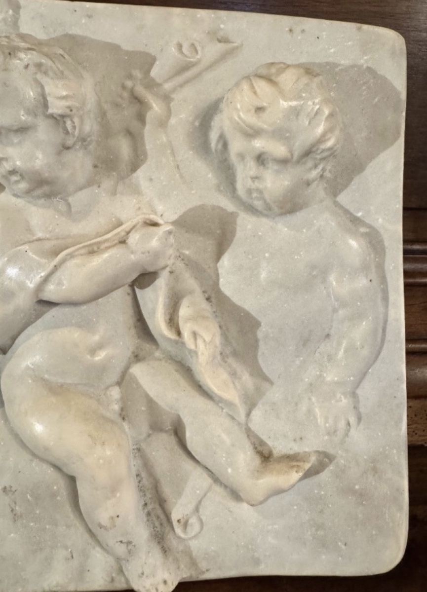 TERRE CUITE ÉMAILLÉE IMITANT LE MARBRE, DANS LE GOÛT DE FRANÇOIS DUQUESNOY - ANGE ET PUTTI, FIN-photo-4
