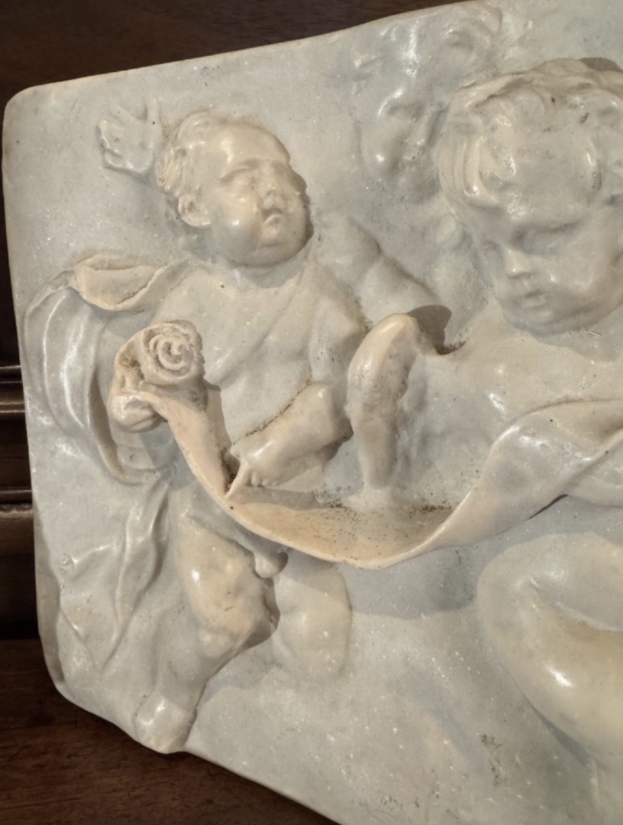 TERRE CUITE ÉMAILLÉE IMITANT LE MARBRE, DANS LE GOÛT DE FRANÇOIS DUQUESNOY - ANGE ET PUTTI, FIN-photo-6