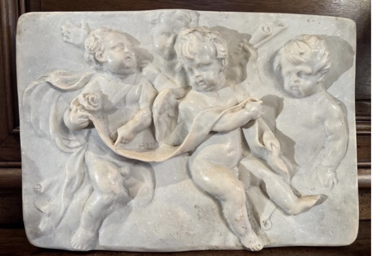 TERRE CUITE ÉMAILLÉE IMITANT LE MARBRE, DANS LE GOÛT DE FRANÇOIS DUQUESNOY - ANGE ET PUTTI, FIN