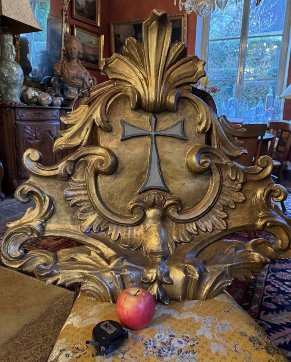 GRAND FRONTON D’AUTEL ou de retable EN BOIS SCULPTÉ ET DORÉ, XVIIIᵉ SIÈCLE-photo-2