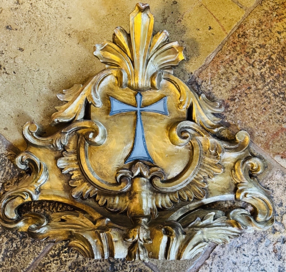 GRAND FRONTON D’AUTEL ou de retable EN BOIS SCULPTÉ ET DORÉ, XVIIIᵉ SIÈCLE-photo-3