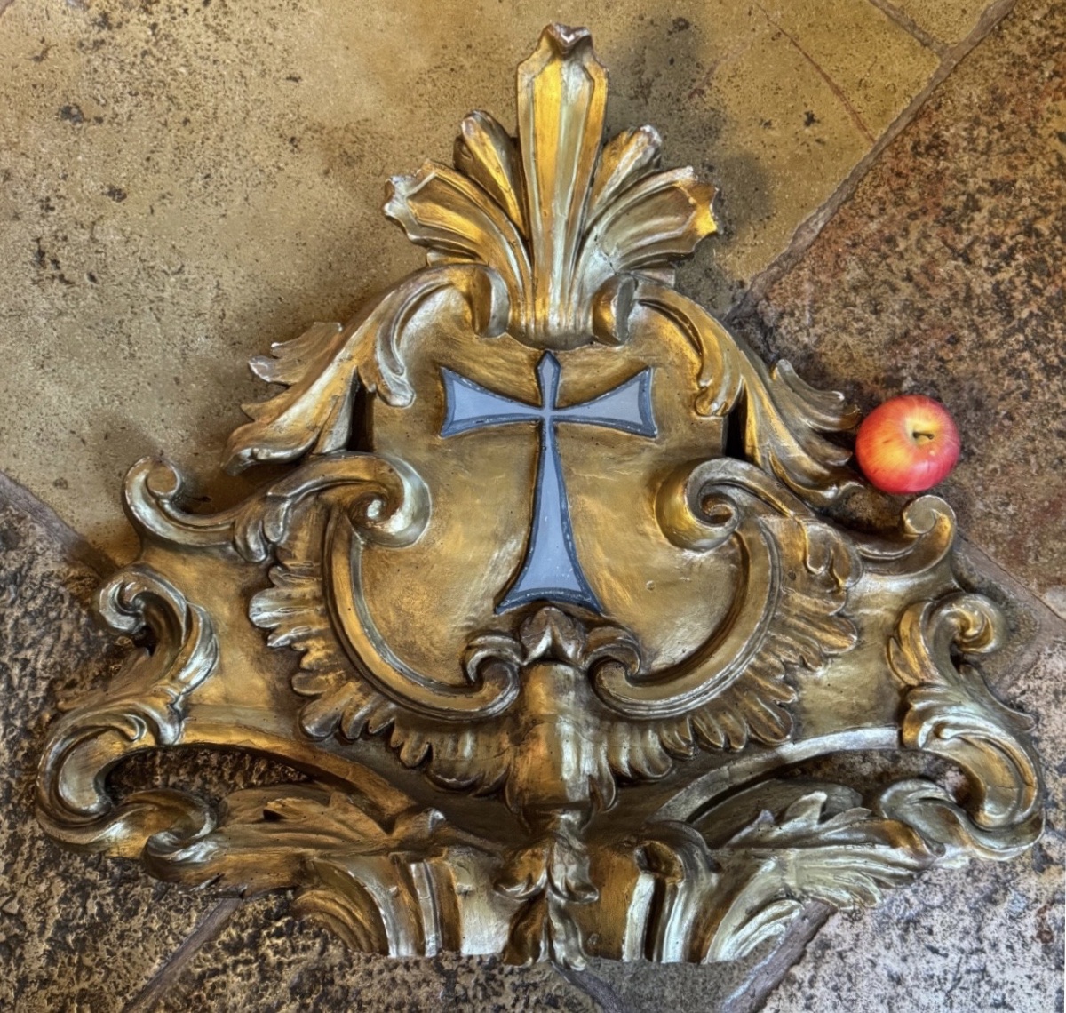 GRAND FRONTON D’AUTEL ou de retable EN BOIS SCULPTÉ ET DORÉ, XVIIIᵉ SIÈCLE-photo-4