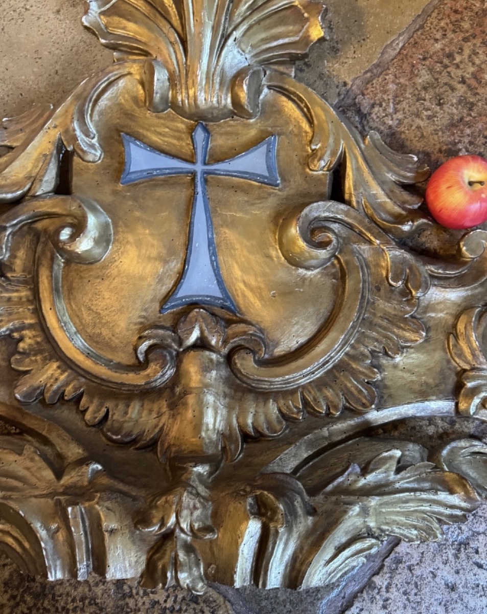 GRAND FRONTON D’AUTEL ou de retable EN BOIS SCULPTÉ ET DORÉ, XVIIIᵉ SIÈCLE-photo-2