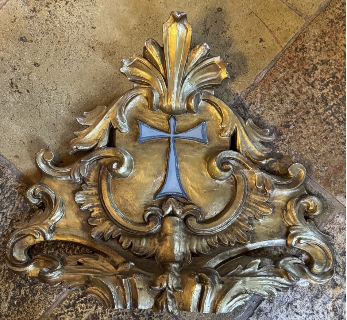 GRAND FRONTON D’AUTEL ou de retable EN BOIS SCULPTÉ ET DORÉ, XVIIIᵉ SIÈCLE