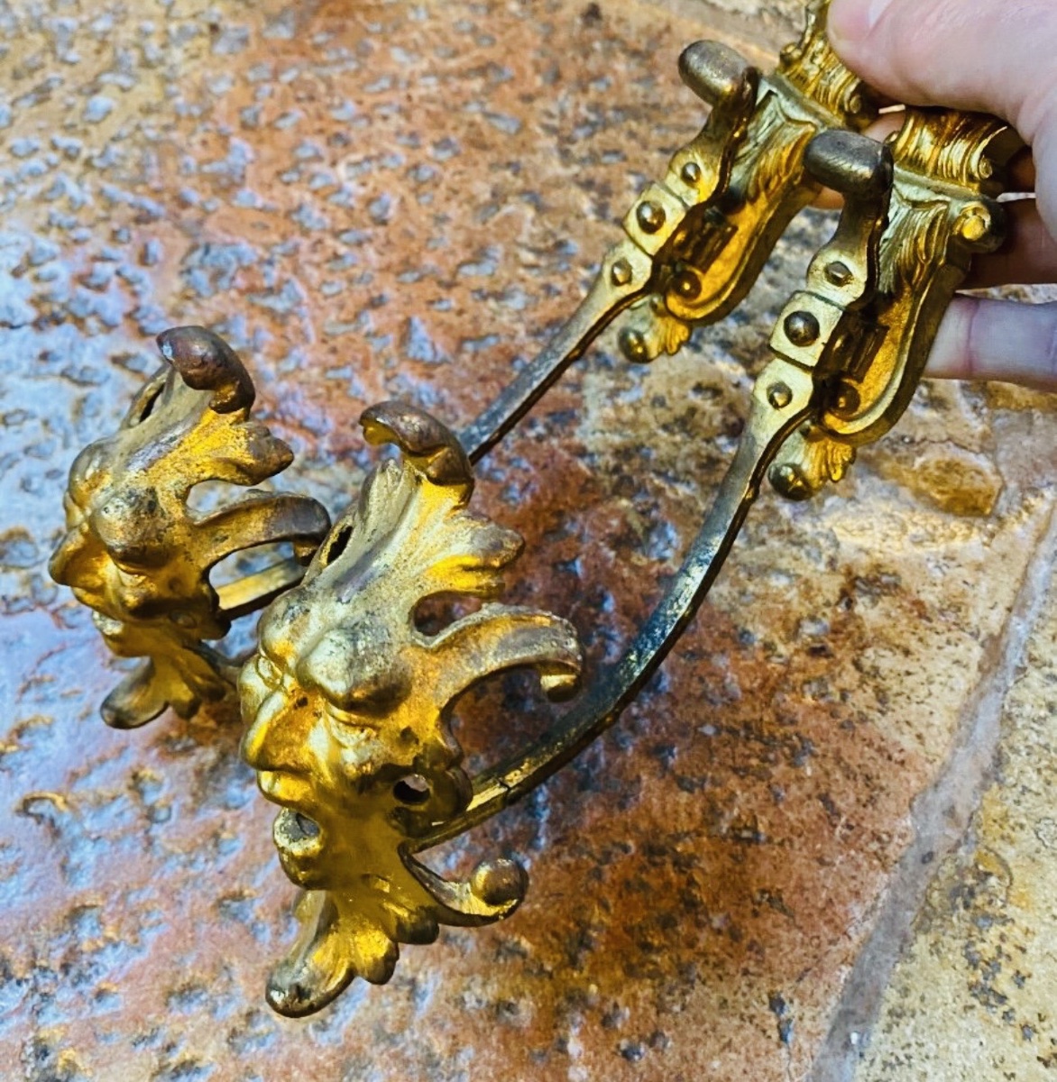 PAIRE D'EMBRASSES AUX TÊTES DE GROTESQUES EN BRONZE DORÉ - ÉPOQUE NAPOLÉON III-photo-3