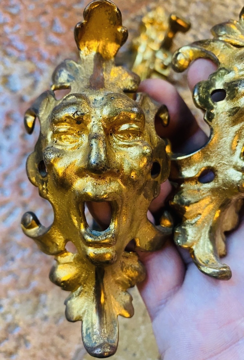 PAIRE D'EMBRASSES AUX TÊTES DE GROTESQUES EN BRONZE DORÉ - ÉPOQUE NAPOLÉON III-photo-1