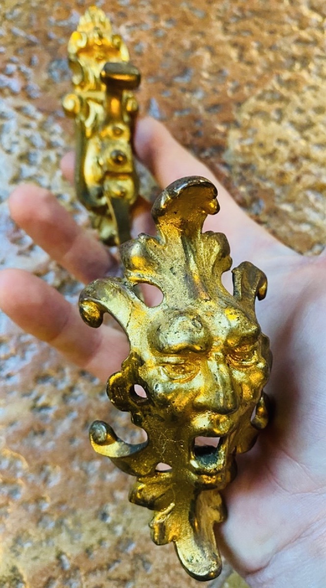 PAIRE D'EMBRASSES AUX TÊTES DE GROTESQUES EN BRONZE DORÉ - ÉPOQUE NAPOLÉON III-photo-2