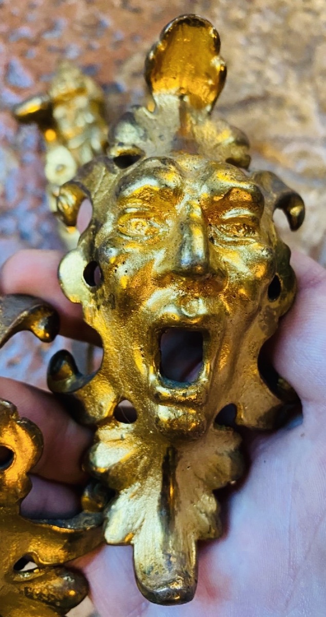 PAIRE D'EMBRASSES AUX TÊTES DE GROTESQUES EN BRONZE DORÉ - ÉPOQUE NAPOLÉON III-photo-3