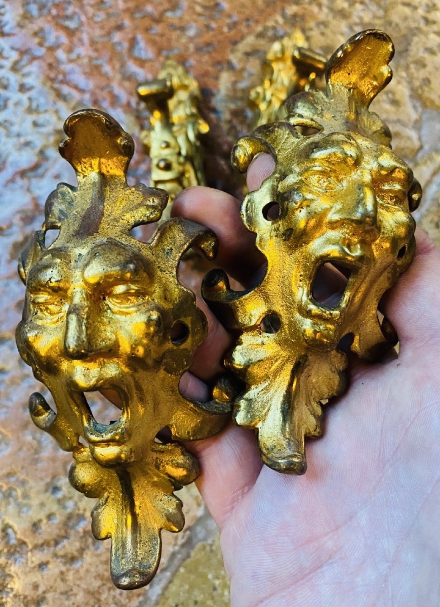 PAIRE D'EMBRASSES AUX TÊTES DE GROTESQUES EN BRONZE DORÉ - ÉPOQUE NAPOLÉON III