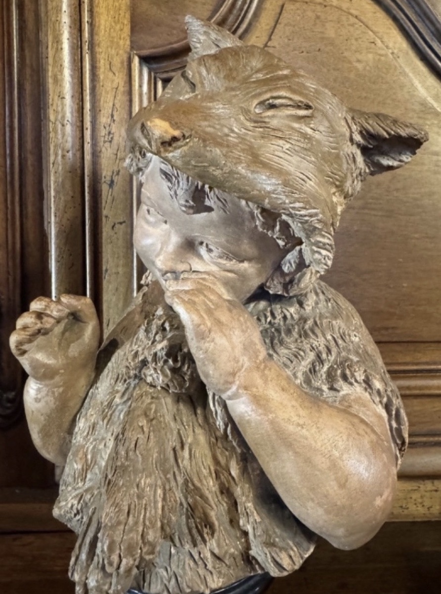 BUSTE EN TERRE CUITE : PETITE FILLE COIFFÉE D’UNE PEAU DE RENARD, INSPIRÉE DES CONTES DU XIX E -photo-3