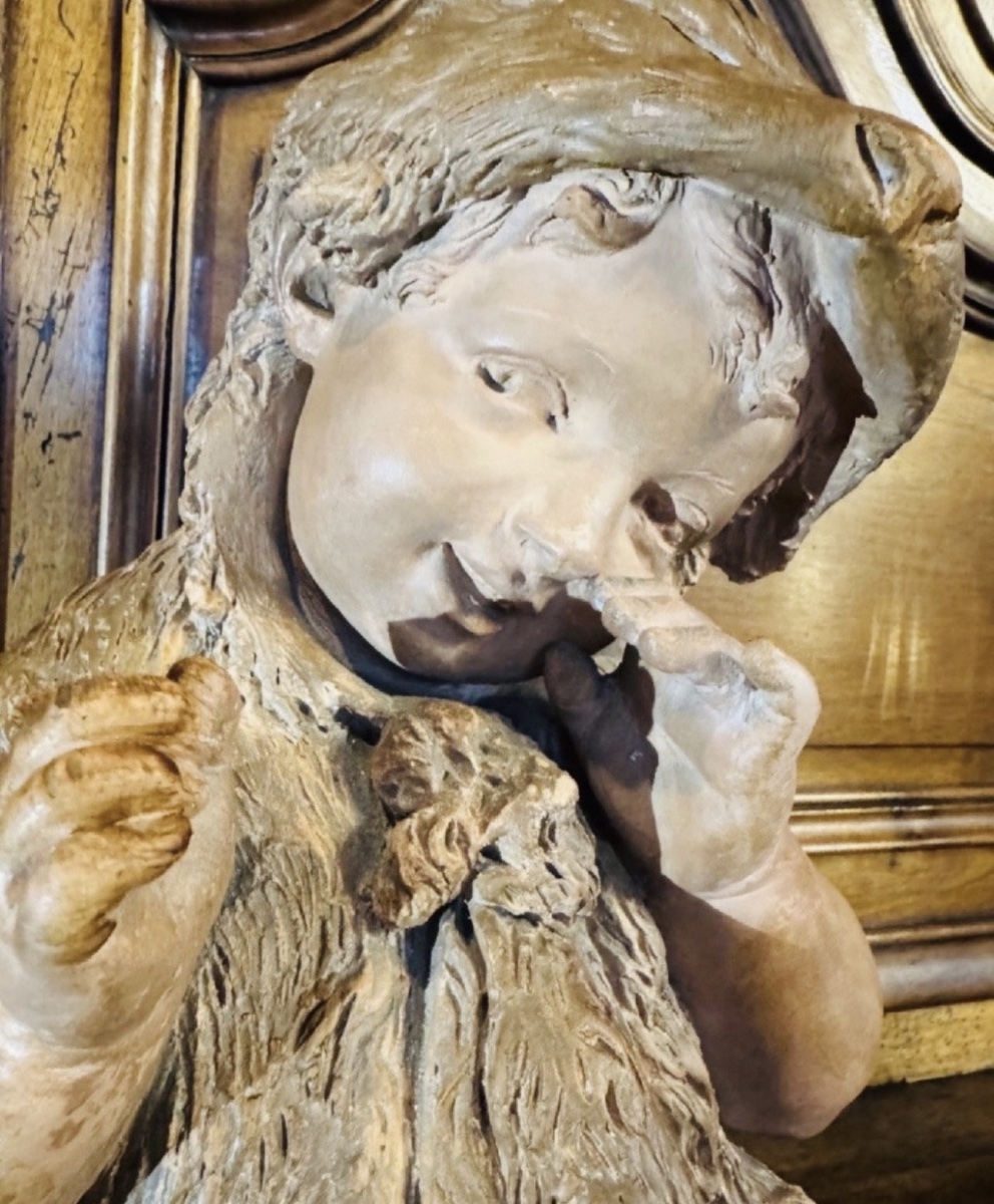BUSTE EN TERRE CUITE : PETITE FILLE COIFFÉE D’UNE PEAU DE RENARD, INSPIRÉE DES CONTES DU XIX E -photo-1