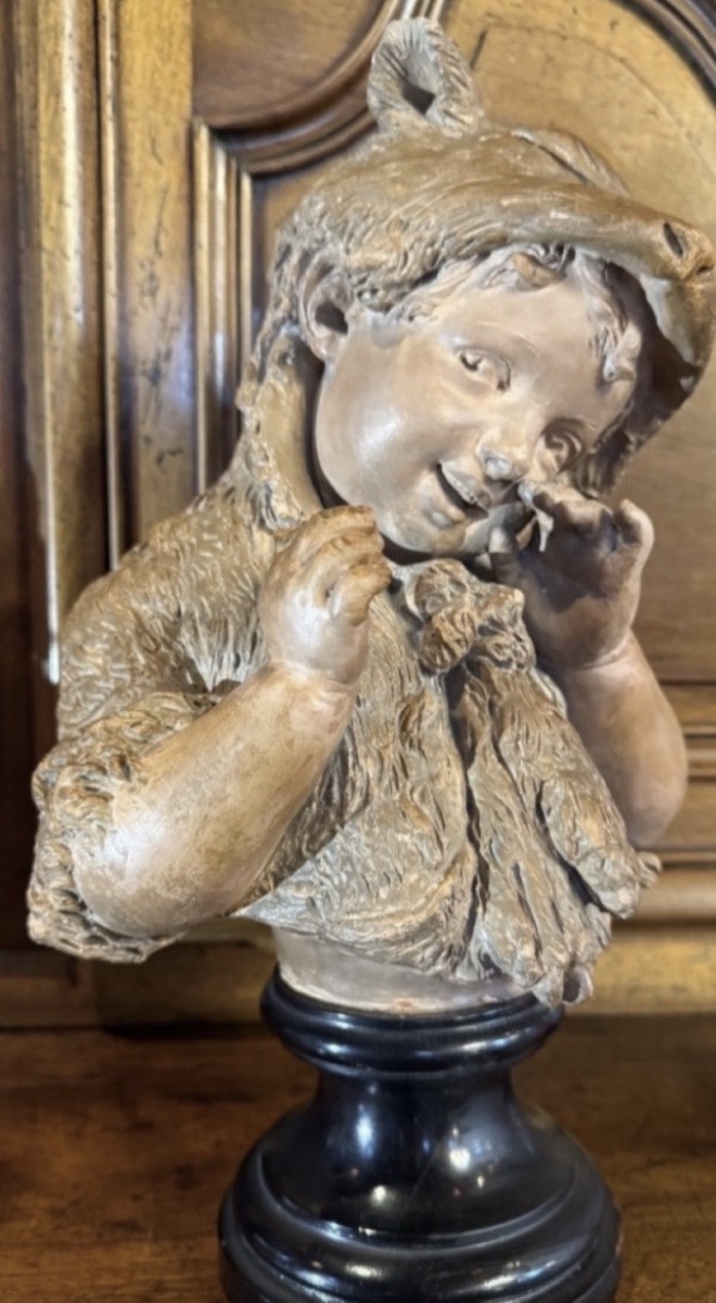 BUSTE EN TERRE CUITE : PETITE FILLE COIFFÉE D’UNE PEAU DE RENARD, INSPIRÉE DES CONTES DU XIX E -photo-3