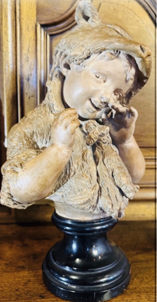 BUSTE EN TERRE CUITE : PETITE FILLE COIFFÉE D’UNE PEAU DE RENARD, INSPIRÉE DES CONTES DU XIX E 