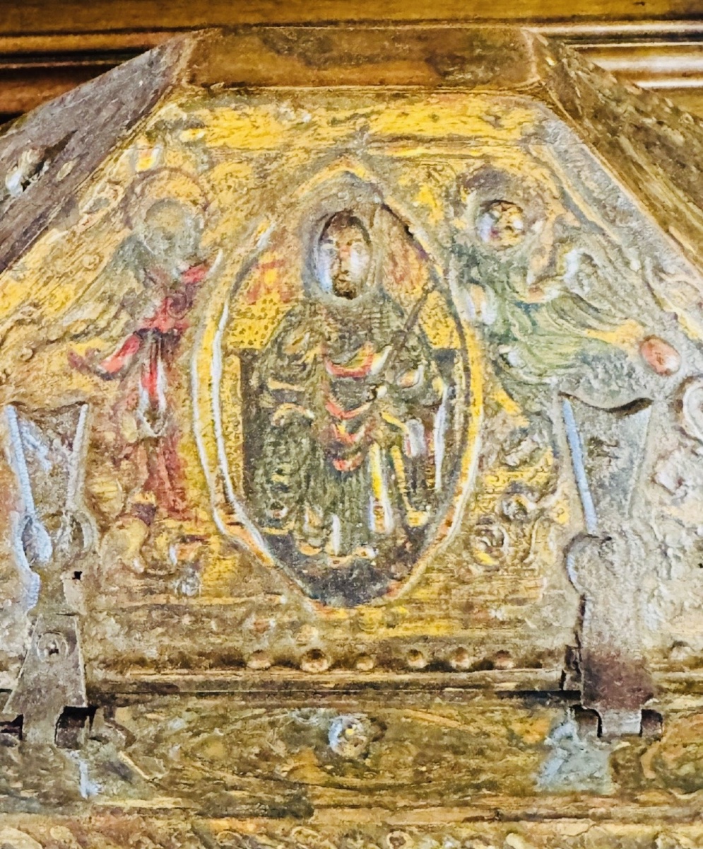 COFFRET EN PASTIGLIA DE FORME SARCOPHAGE À DÉCOR RELIGIEUX EN RELIEF, STYLE HAUTE ÉPOQUE-photo-2