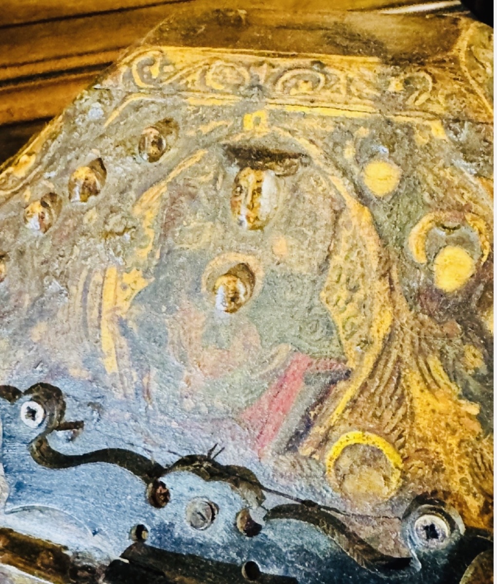 COFFRET EN PASTIGLIA DE FORME SARCOPHAGE À DÉCOR RELIGIEUX EN RELIEF, STYLE HAUTE ÉPOQUE-photo-3