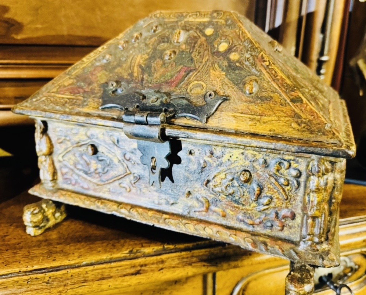 COFFRET EN PASTIGLIA DE FORME SARCOPHAGE À DÉCOR RELIGIEUX EN RELIEF, STYLE HAUTE ÉPOQUE-photo-4
