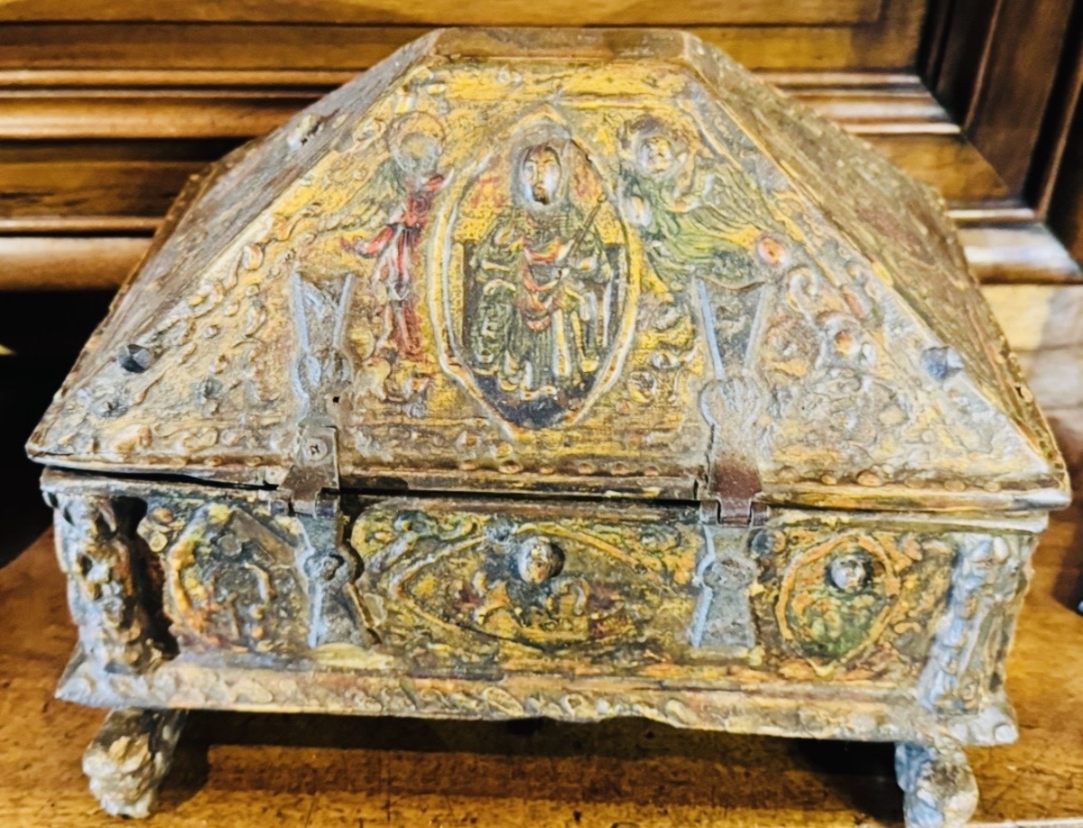 COFFRET EN PASTIGLIA DE FORME SARCOPHAGE À DÉCOR RELIGIEUX EN RELIEF, STYLE HAUTE ÉPOQUE-photo-7