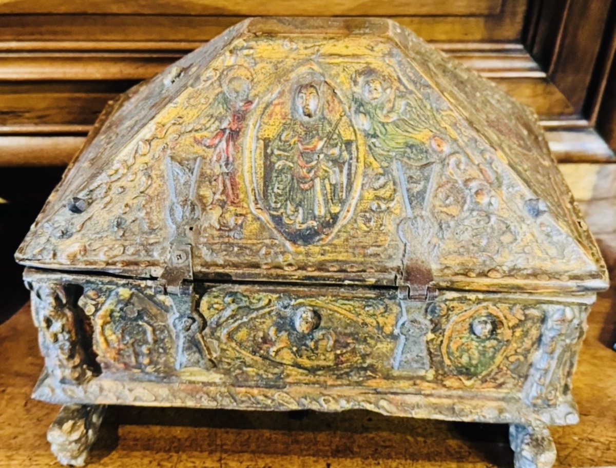 COFFRET EN PASTIGLIA DE FORME SARCOPHAGE À DÉCOR RELIGIEUX EN RELIEF, STYLE HAUTE ÉPOQUE